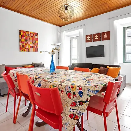 Group-friendly In The Heart Of Bairro Alto Apartment *
