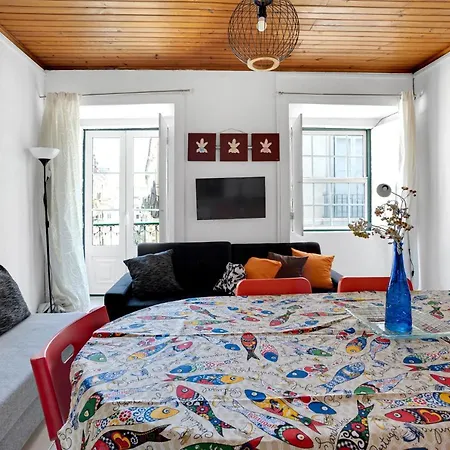 Group-friendly In The Heart Of Bairro Alto Apartment *
